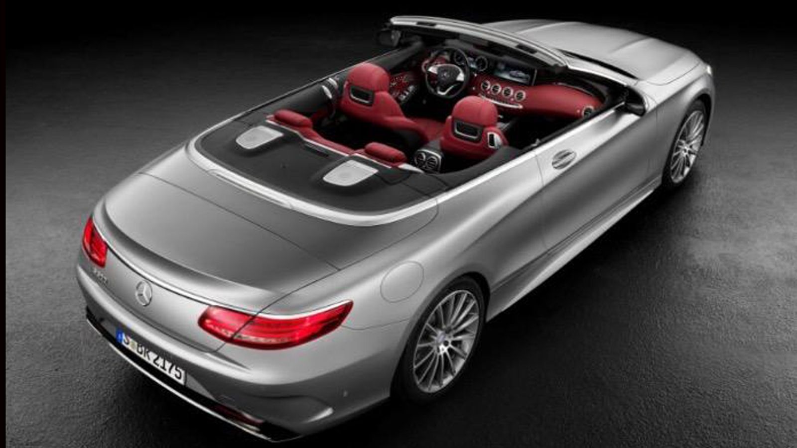 Το εσωτερικό διαθέτει την απαιτούμενη πολυτέλεια, όπου ξεχωρίζουν τα ποιοτικά δέρματα και τα υλικά. Η λίστα του προαιρετικού εξοπλισμού είναι υπερπλήρ